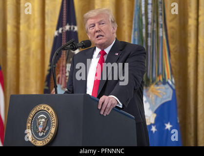 Washington, District de Columbia, Etats-Unis. Août 22, 2018. Le Président des Etats-Unis, Donald J. Trump rend les commentaires comme il remettant la médaille d'Honneur à titre posthume à Technical Sergent John A. Chapman, US Air Force, au cours d'une cérémonie à l'Est Prix de la Maison Blanche à Washington, DC le mercredi, Août 22, 2018. Le sergent Chapman est honorée pour ses actions le 4 mars 2002, sur Takur Ghar mountain en Afghanistan où il a donné sa vie pour sauver ses coéquipiers Credit : Ron Sachs/CNP/ZUMA/Alamy Fil Live News Banque D'Images