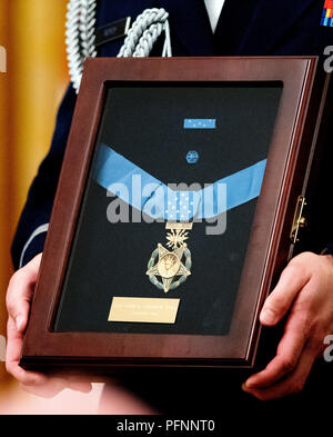 Close-up de la médaille d'honneur du Congrès qui est décernée à titre posthume à Technical Sergent John A. Chapman, United States Air Force par le président américain, Donald J. Trump lors d'une cérémonie dans l'East Room de la Maison Blanche à Washington, DC le mercredi, Août 22, 2018. Le sergent Chapman est honorée pour ses actions le 4 mars 2002, sur Takur Ghar mountain en Afghanistan où il a donné sa vie pour sauver ses coéquipiers. Credit : Ron Sachs/CNP | conditions dans le monde entier Banque D'Images