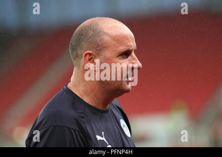 Stoke-on-Trent, Staffordshire, Royaume-Uni. Le 22 août, 2018. Wigan Athletic Manager Paul Cook dans l'étang de l'avant du championnat avec Stoke City qui lui a gagné 3-0. Crédit : Simon Newbury/Alamy Live News Banque D'Images