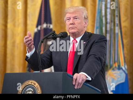 Le Président des Etats-Unis, Donald J. Trump rend les commentaires comme il remettant la médaille d'Honneur à titre posthume à Technical Sergent John A. Chapman, US Air Force, au cours d'une cérémonie à l'Est Prix de la Maison Blanche à Washington, DC le mercredi, Août 22, 2018. Le sergent Chapman est honorée pour ses actions le 4 mars 2002, sur Takur Ghar mountain en Afghanistan où il a donné sa vie pour sauver ses coéquipiers. Credit : Ron Sachs/CNP /MediaPunch Banque D'Images