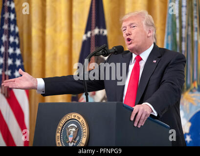 Le Président des Etats-Unis, Donald J. Trump rend les commentaires comme il remettant la médaille d'Honneur à titre posthume à Technical Sergent John A. Chapman, US Air Force, au cours d'une cérémonie à l'Est Prix de la Maison Blanche à Washington, DC le mercredi, Août 22, 2018. Le sergent Chapman est honorée pour ses actions le 4 mars 2002, sur Takur Ghar mountain en Afghanistan où il a donné sa vie pour sauver ses coéquipiers. Credit : Ron Sachs/CNP /MediaPunch Banque D'Images