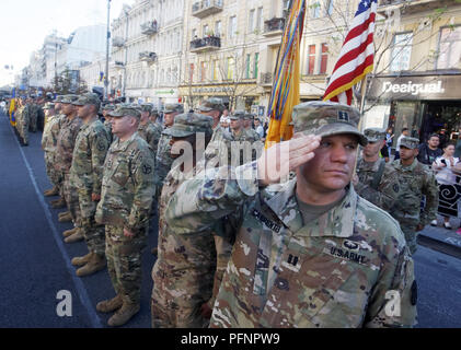 Kiev, Ukraine. Août 22, 2018. Les soldats de l'armée US prendre part à une répétition de la parade militaire pour le jour de l'indépendance, dans le centre de Kiev, Ukraine, le 22 août 2018. L'Ukraine va célébrer le 27e anniversaire de l'indépendance le 24 août. Crédit : Serg Glovny/ZUMA/Alamy Fil Live News Banque D'Images