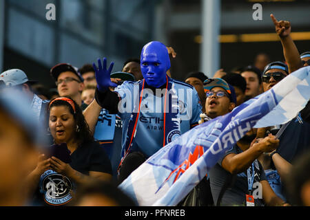 Bronx, NY, USA. Le 22 août, 2018. Le Blue Man Group rejoint le troisième rail et NYCFC NYCFC au fans vs New York Redbulls derby. © Ben Nichols/Alamy Live News. Banque D'Images