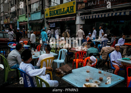 Les réfugiés musulmans attend une prière spéciale au café pendant Eid-Adha à Kuala Lumpur le 22 août 2018. Selon United Nation est plus de 60 000 réfugiés vivent en Malaisie et la plupart d'entre eux sont de vous inscrire. Le festival marque la fin du Hajj et implique le sacrifice des animaux comme un symbole du sacrifice d'Abraham à Allah. Ce festival est un deuxième festival le plus important dans le calendrier islamique. Photo par Samsul dit/Nippon News (Malaisie) Banque D'Images