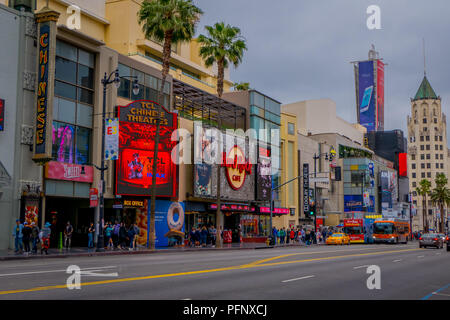 Los Angeles, Californie, USA, juin, 15, 2018 : vue extérieure de magasins et marchés dans la rue sur Hollywood Boulevard . Le quartier des théâtres est célèbre attraction touristique Banque D'Images