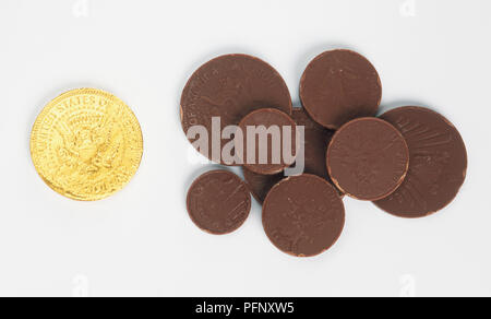 Pièces en chocolat, dans et hors de l'emballage d'or Banque D'Images