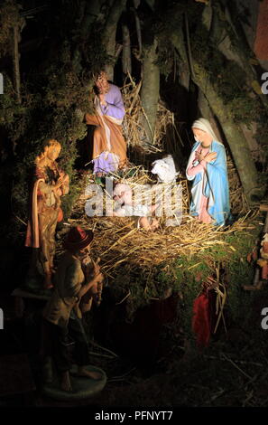 Crèche de Noël avec des figurines en céramique colorée à la main Banque D'Images