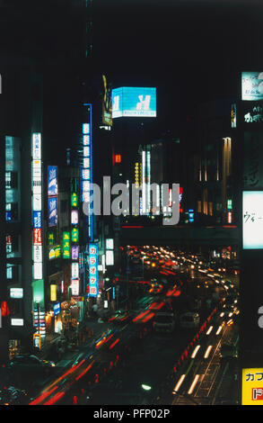 Japon, Tokyo, Roppongi, quartier street et bâtiments illuminés de nuit. Banque D'Images