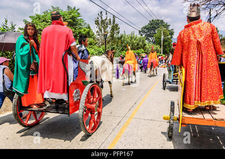 Antigua, Guatemala - 2 Avril, 2015 : romains en procession le Jeudi Saint en site du patrimoine mondial de l'UNESCO avec des célébrations de la Semaine Sainte. Banque D'Images