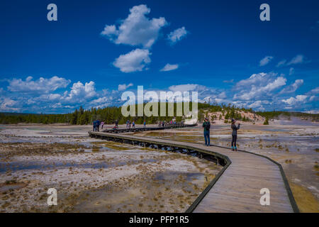 YELLOWSTONE, Montana, USA 02 juin 2018 : des personnes non identifiées, prendre des photos et profiter des piscines d'eau de couleur colorée dot du Norris Geyser Basin dans le Parc National de Yellowstone Banque D'Images