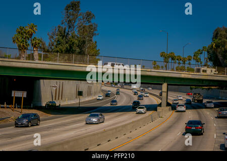 Los Angeles, Californie, USA, août, 20, 2018 : vue extérieure de Los Angeles freeway interchange rampes dans la vallée de San Fernando Banque D'Images