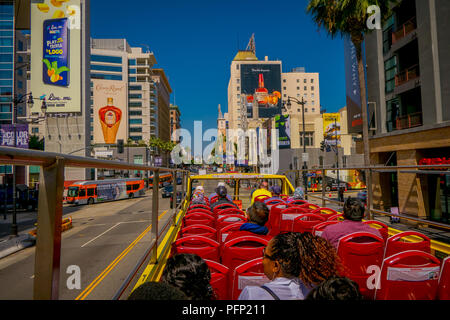 Los Angeles, Californie, USA, août, 20, 2018 : un tour bus roulant à Beverly Hills montrant les touristes populaires de repère. Beverly Hills est une destination touristique populaire Banque D'Images