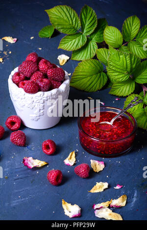 Confiture de framboises avec des framboises fraîches. Dans un pot de confiture. Les aliments biologiques, des confitures. Close up.