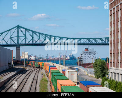 Montréal, Canada - le 19 août 2018 : vue sur le vieux port, avec le train et l'expédier au centre-ville de Montréal. Banque D'Images