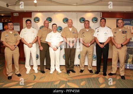 Le lieutenant de la marine colombienne Nelson Fernandez Rojas, à gauche ; le Capitaine de vaisseau chilien Alberto Osorio, commandant, amphibie et de transport maritime ; le Major-général David Bellon, commander, U.S. Marine Corps Forces, au sud du Chili ; Marine Corps Adm arrière. Abrego Pedro Martinez, commandant général du Corps des Marines du Chili, du Corps des Marines des États-Unis ; le Lieutenant-général David H. Berger, commandant du Corps des Marines des États-Unis, les Forces armées, Pacifique ; Marine péruvienne Vice Adm. Fernando Cerdan, commandant général de la marine péruvienne, d'opérations du Pacifique ; arrière Adm. Eduardo Manuel Bulnes, Commandant de la Force de l'infanterie de marine, Marine colombienne ; et le brigadier général Ricardo Varga Banque D'Images