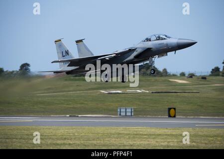 Un F-15D Eagle affecté à la 493rd Fighter Squadron décolle à Royal Air Force Lakenheath, Angleterre, pendant l'exercice en blanc le 24 mai 2018. L'exercice fournit un environnement rentable de former des guerriers d'aujourd'hui en facilitant l'intégration bilatérale à l'aide de domaines de formation réaliste disponible dans la mer du Nord, et distribué de la planification de l'exercice, l'information, et d'un compte rendu. Banque D'Images