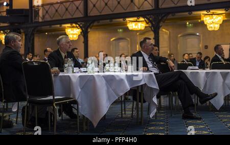 STUTTGART, Allemagne (21 mai 2018) Les membres de l'équipe conjointe U.S. European Command/U.S. Le déploiement et la distribution de la commande de l'Afrique écouter une conférence, présentation à l'hôtel Maritim à Stuttgart, Allemagne. Le JEADDC ont eu lieu du 21 au 23 mai, avec plus de 200 personnes étaient présentes pour discuter de l'importance de la logistique dans leurs salles. Banque D'Images