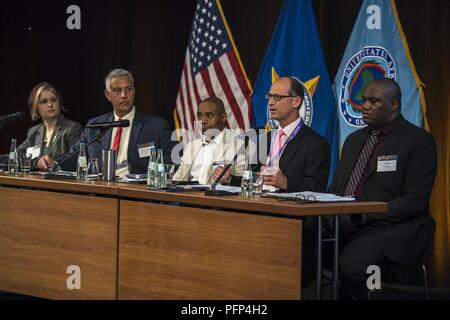 STUTTGART, Allemagne (21 mai 2018) Le commandement européen des États-Unis de l'état Parler de groupe de théâtre de l'EUCOM mixte participants/U.S. Le déploiement et la distribution de la commande de l'Afrique Conférence à l'hôtel Maritim à Stuttgart, Allemagne. Le JEADDC ont eu lieu du 21 au 23 mai, avec plus de 200 personnes étaient présentes pour discuter de l'importance de la logistique dans leurs salles. Banque D'Images