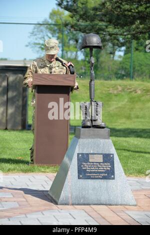 La Garde Nationale de New York, le Lieutenant-colonel Scott Ehler, aumônier de l'état-major de force interarmées avec N.Y., lit l'invocation d'un Mémorial Day service au quartier général de la Force interarmées, Latham, NY Le 24 mai 2018. Ehler conduit les militaires et civils dans une prière pour les soldats tombés au combat dans le cadre du service. (New York, le capitaine de la Garde nationale de l'Armée de Jean Marie Kratzer) Banque D'Images