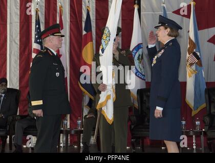 Chef des Forces armées canadiennes de la Défense, le général Jonathan Vance, H. reçoit le commandement de la défense aérospatiale de l'Amérique du Nord à partir du drapeau du U.S. Air Force Gen. Lori J. Robinson signifiant son abandon de commandement pendant la cérémonie de passation de commandement du NORAD, le 24 mai 2018 aux États-Unis sur Peterson Air Force Base, Colorado Banque D'Images