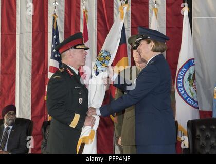 Chef des Forces armées canadiennes de la Défense, le général Jonathan Vance, H. reçoit le commandement de la défense aérospatiale de l'Amérique du Nord à partir du drapeau du U.S. Air Force Gen. Lori J. Robinson signifiant son abandon de commandement pendant la cérémonie de passation de commandement du NORAD, le 24 mai 2018 aux États-Unis sur Peterson Air Force Base, Colorado Banque D'Images