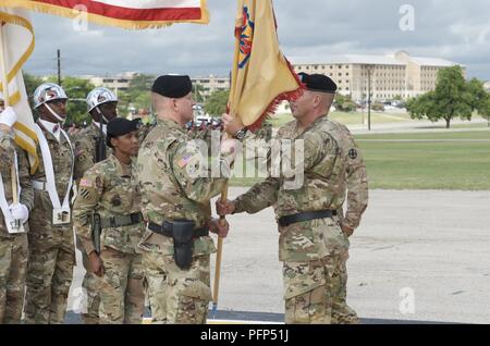 13e ESC entrant, le brigadier général commandant. Gen. Darren L. Werner. Douglas, reçoit le 13e ESC DE COULEURS Le Major-général J. T. Thompson, III Corps et de Fort Hood commandant général adjoint au cours de la cérémonie de jeudi sur Sadowski Champ à Fort Hood, au Texas le 24 mai 2018. Banque D'Images