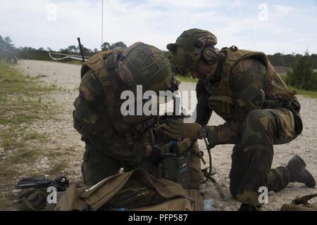 Soldats norvégiens configurer un seul canal radio au sol et aéroportées (SINGARS Système) pendant l'exercice 2018 Chase birmans au Camp Lejeune N.C. Le 22 mai 2018. Chase est un birman led multi-américain annuel exercice latéral que comprend la formation sur fast au lasso, naval, de l'emploi et le parachute avec les pays partenaires. L'exercice contribue à renforcer la sécurité des pays partenaires ainsi que d'améliorer la disponibilité opérationnelle. Banque D'Images