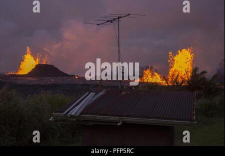 Pāhoa, New York, le 23 mai 2018 - Lava éclate à partir de deux fissures dans le Leilani Estates quartier. U.S. Geological Survey et Hawaiian Volcano Observatory continue de surveiller l'activité de la zone du Rift est inférieur à 24h/24 coordination avec la Défense civile du comté de Hawaii. Les géologues sont sur place pour suivre l'activité de la fissure et de l'avance de coulées de lave. Le personnel de la FEMA sont sur le terrain pour soutenir les responsables locaux avec des mesures de protection d'urgence, l'enlèvement des débris, et la réparation, le remplacement, ou la restauration des installations appartenant à l'état endommagé. Banque D'Images