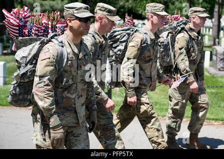 Soldats affectés à l'Américain 3d (Régiment d'infanterie de la vieille garde), de participer à des "indicateurs" au cimetière national d'Arlington, à Arlington, Va., 24 mai, 2018. Au cours de "Drapeaux" de la vieille garde de l'Amérique rend hommage à héros morts en plaçant un drapeau américain à chaque tombe des militaires inhumés à l'ANC. Banque D'Images