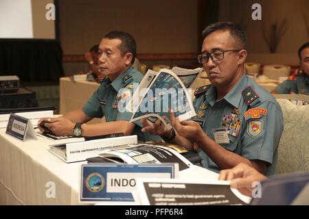 D'abord la marine indonésienne Adm. Rachmad Jayadi, gauche, commandant, bataille de la mer de l'Est, Groupe de travail commande la Flotte, l'Indonésien Marine Corps Brig. Gen. Nur Alamsyah, 2e commandant de la Force maritime, participer à la Pacific Symposium Leaders amphibie (EPLA) à Honolulu, Hawaï, du 21 au 24 mai 2018. PALS rassemble des hauts dirigeants des forces militaires des pays alliés et des pays partenaires avec beaucoup d'intérêt de la sécurité et de la stabilité de la région indo-pacifique afin de discuter des principaux aspects of maritime/opérations amphibies, développement des capacités d'intervention en cas de crise et l'interopérabilité. Banque D'Images