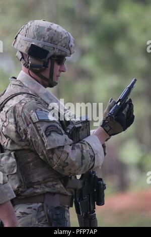 Le s.. Justin Danforth, a Denver, Colorado-autochtone et de fantassin attribuée à la Société A, 1er Bataillon, 325e Régiment d'infanterie aéroportée, 2e Brigade Combat Team, 82e Division aéroportée, charge un pistolet M9 lors de la dernière journée de la compétition de petit calibre dans le cadre de l'ensemble de la semaine américaine XXIX à Fort Bragg, Caroline du Nord, le 23 mai 2018. Passé et présent des parachutistes ont convergé vers le centre de l'univers militaire pour célébrer le fait d'être membres de la Division "tous Américains" et les Garde d'honneur. Banque D'Images