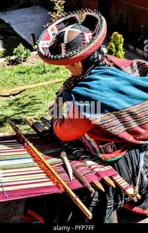 Femme péruvienne travaillant sur textile Alpaga colorés Banque D'Images