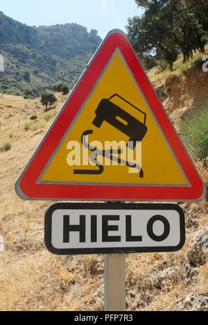 L'Espagne, route glissante sign, close-up Banque D'Images
