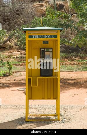 Au Kenya, le parc national de Tsavo, la loge de safari de Voi, téléphone public Banque D'Images