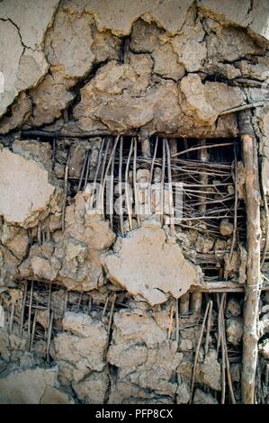 Le Kenya, l'Olboma, détail d'un mur de la maison montrant et enduits à l'aide de fumier, dans village Maasai (manyatta) sur le bord de Masai Mara National Reserve Banque D'Images