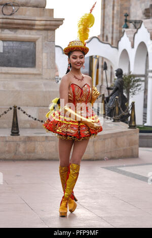 Caporales danseurs dans des costumes colorés qu'ils défilent dans la ville minière de Potosi, avant le jour de l'indépendance de la Bolivie. Banque D'Images