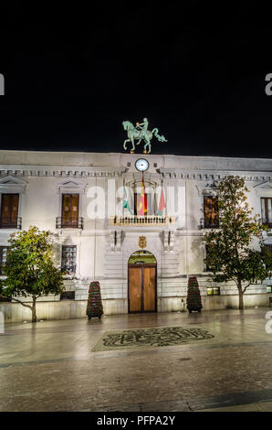 GRANADA, ESPAGNE - février 21, 2015 : vue de la nuit de la façade de l'hôtel de ville de Grenade, Andalousie, Espagne du sud Banque D'Images