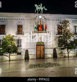 GRANADA, ESPAGNE - février 21, 2015 : vue de la nuit de la façade de l'hôtel de ville de Grenade, Andalousie, Espagne du sud Banque D'Images