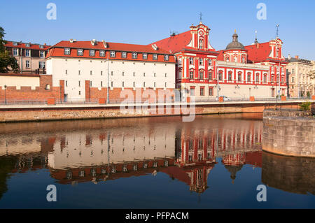 Wroclaw, Pologne, août 2018.Bibliothèque de l'Ossolineum. Avec reflet dans l'Odra (dans le soleil du matin. Banque D'Images