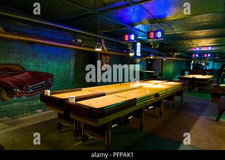 Table de palet dans un bar (Ugglan Boule & Bar, Södermalm, à Stockholm, Suède) Banque D'Images