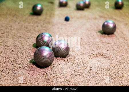 Boule de métal sur les boules de pétanque du gravier Banque D'Images