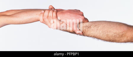 Un homme et une femme tenant le poignet de l'autre Banque D'Images