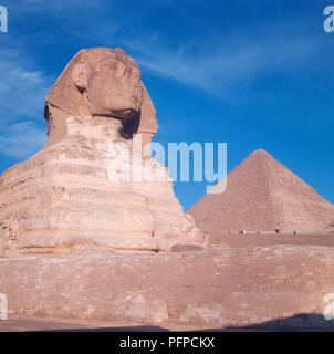 L'Égypte, le Sphinx de Gizeh, contre la grande pyramide de Khéops Banque D'Images