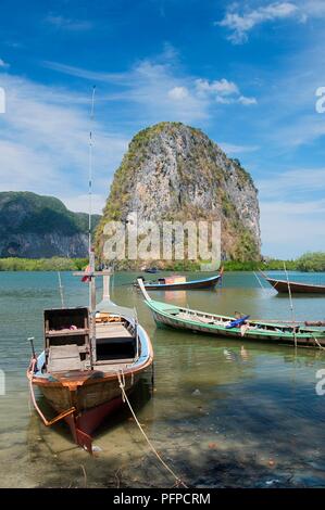 La Thaïlande, Trang, Hat Pak Meng, bateaux amarrés dans la baie Banque D'Images