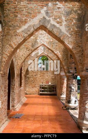 La Thaïlande, Pattani, Kreu Se Mosquée, couloir intérieur avant Banque D'Images