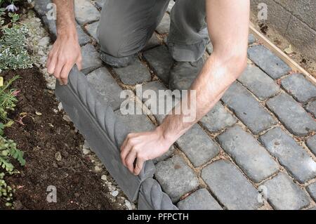 L'application de l'homme nouvellement construit de chants chemin de brique, close-up Banque D'Images