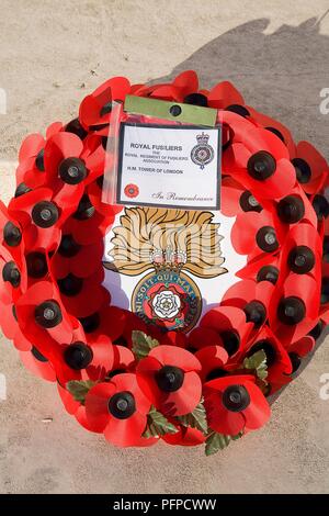 Belgique, Flandre occidentale, Tyne Cot, près d'Ypres, couronne de pavot memorial Banque D'Images