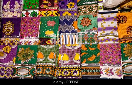 Kenya, Mombasa, Biashara Street, vêtements traditionnels colorés (kangas) à vendre Banque D'Images