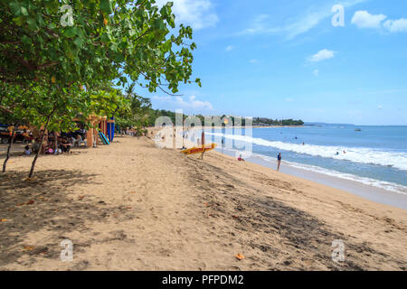 Kuta, Bali - 18 novembre 2016 : la principale plage de Kuta. Il est très populaire auprès des surfeurs. Banque D'Images