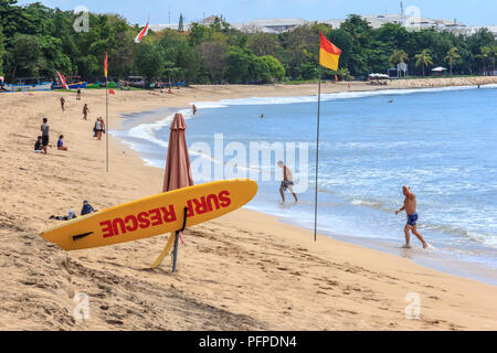 Kuta, Bali - 18 novembre 2016 : la principale plage de Kuta. Il est très populaire auprès des surfeurs. Banque D'Images